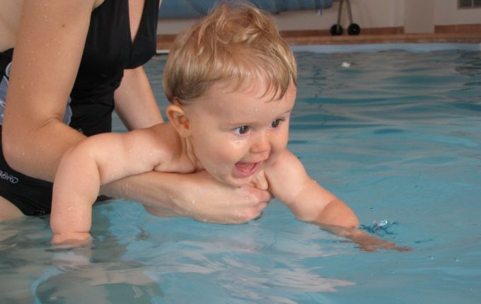 Babyschwimmen - 8. Tag - Baby beim Babyschwimmen