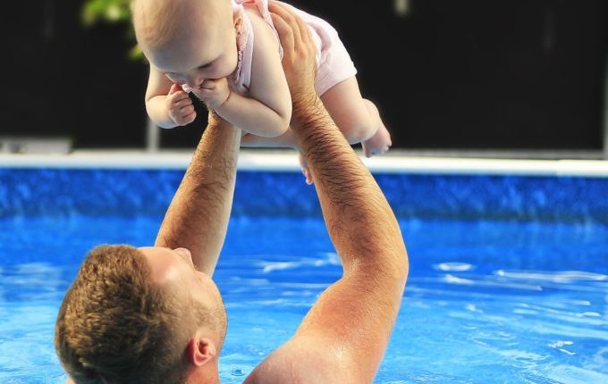 Babyschwimmen - Kind wird hochgehoben