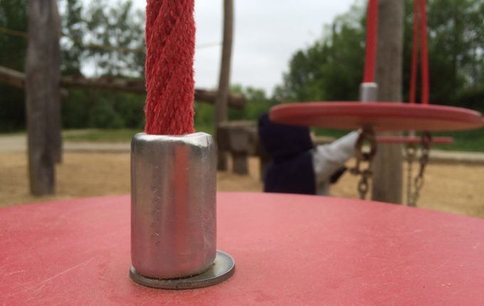 Spielplatz - im Boden verankerte Seilschaukel