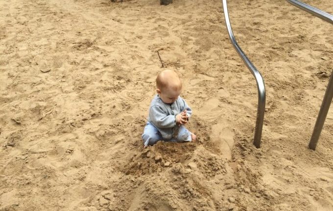 Spielplatz - Kind spielt im Sand