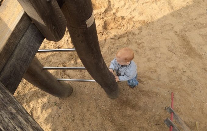 Spielplatz - Kind steht an der Leiter