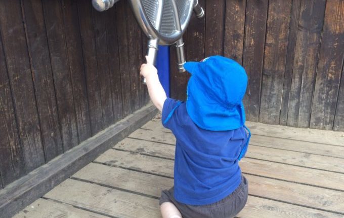 Spielplatz - Kind am Steuerrad