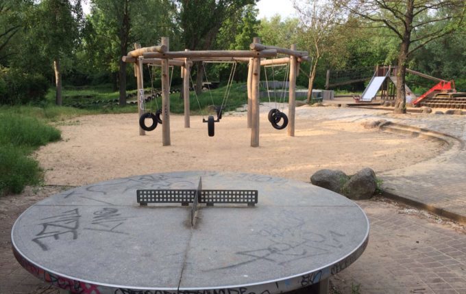 Spielplatz - Tischtennisplatte und Reifenschaukel