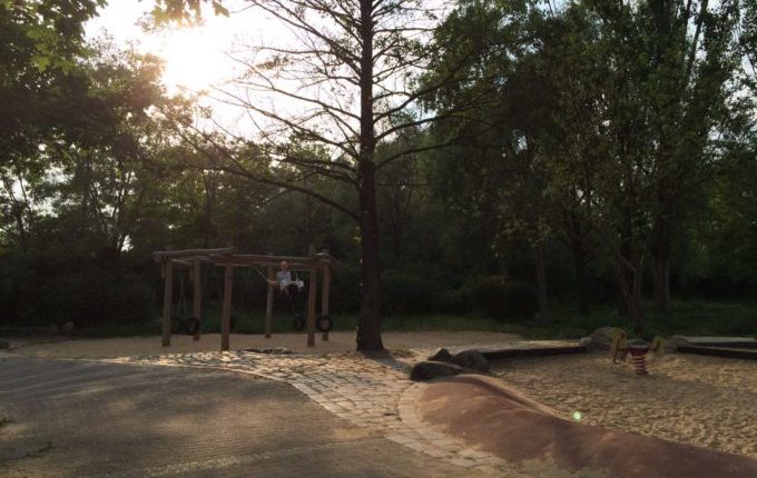 Spielplatz - Vater schaukelt