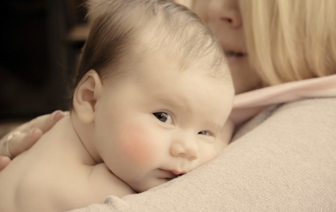 Baby auf dem Arm seiner Mutter