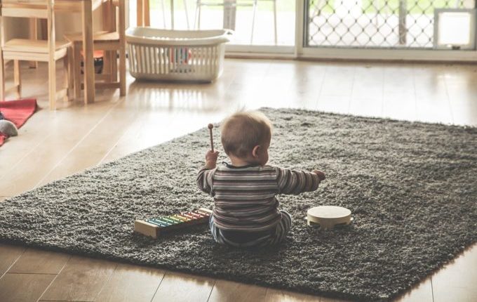 Baby sitzt und macht Musik