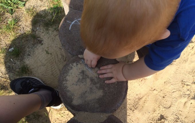 Spielplatz - Kind malt mit Kreide