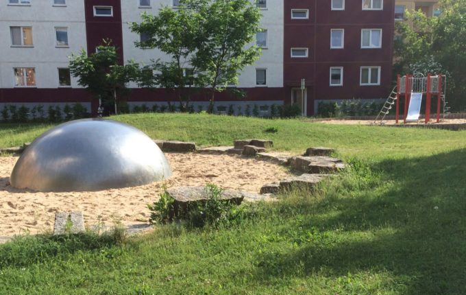 Spielplatz - Metallkugel
