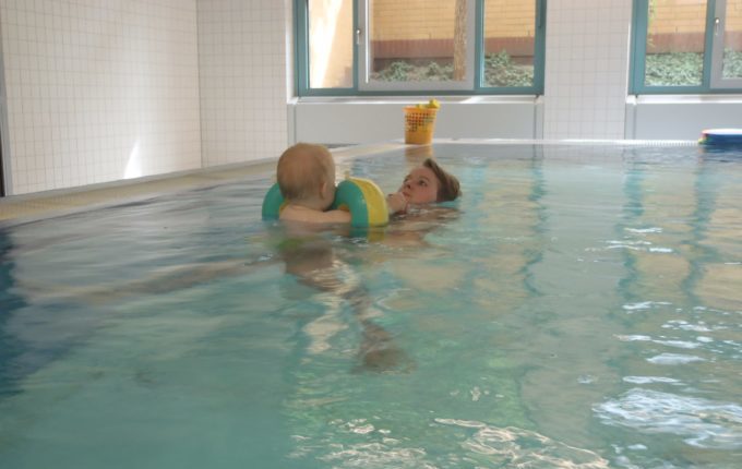 Babyschwimmen - 10. Tag - Mutter schwimmt mit Kind