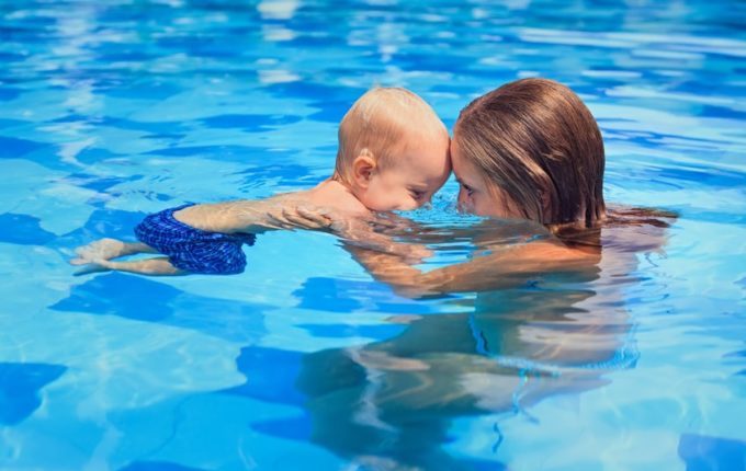 Babyschwimmen - 7. Tag - Mutter und Kind sprudeln ins Wasser