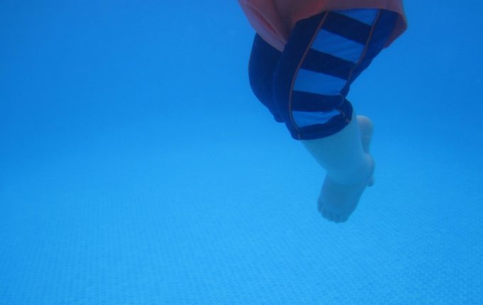 Babyschwimmen - 9. Tag - Baby Füße unter Wasser