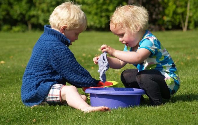 Die Sommertipps - Kinder spielen mit Wasser