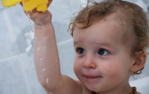 ᐅ Allein mit Baby duschen - Tipps und Tricks