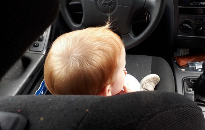 Sommertipps für Familien mit Baby und Kind - Kind sitzt vorn im Auto