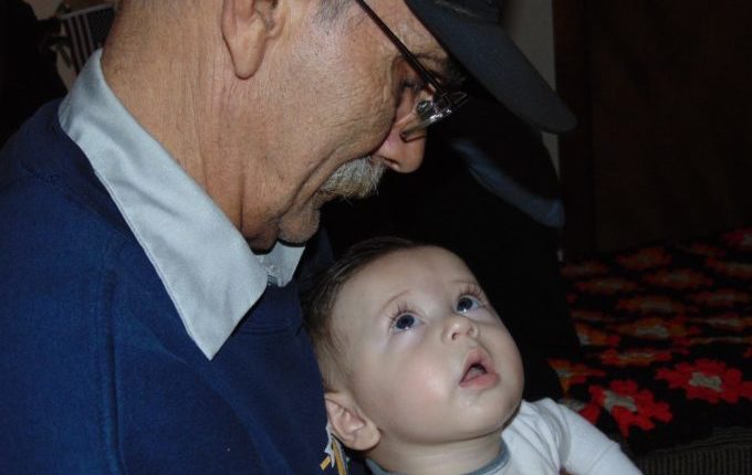 Warum weint mein Baby - Opa mit Enkel