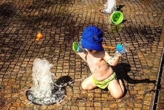 Springbrunnenplatz - Kind spielt am Springbrunnen