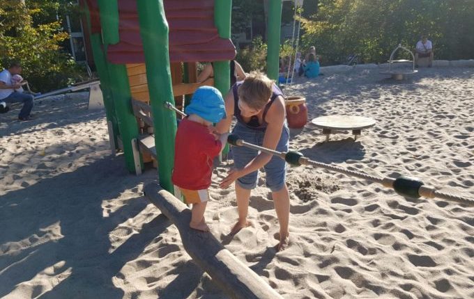 Spielplatz am Baltenring - Mutter hilft beim Balancieren