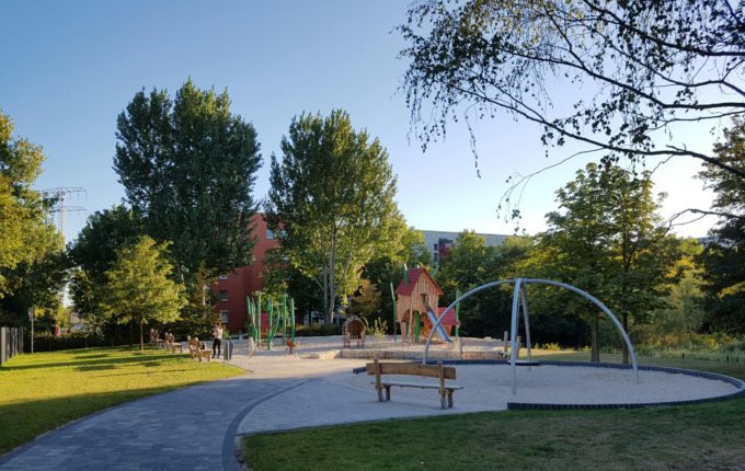 Spielplatz am Baltenring - von Weitem