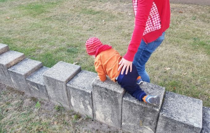Spielplatz in der Annaburger Straße - Kind beim Balancieren