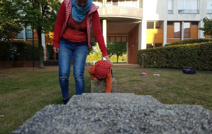 Spielplatz in der Annaburger Straße - Kind mit Mutter beim Balancieren