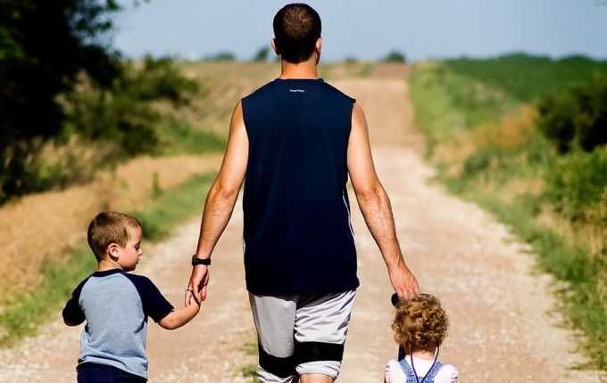 Was tun bei Milchstau und Brustentzündung (Mastitis) - Vater mit Kindern unterwegs