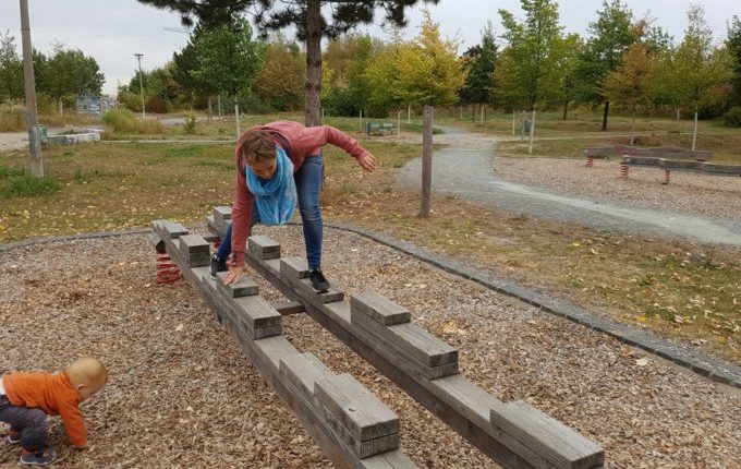 Der Buchstaben- und Balancierspielplatz in der Sebnitzer Straße - Frau fällt fast