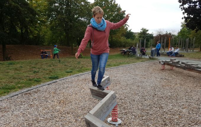 Der Buchstaben- und Balancierspielplatz in der Sebnitzer Straße - Frau hält Gleichgewicht