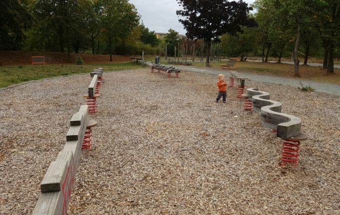 Der Buchstaben- und Balancierspielplatz in der Sebnitzer Straße