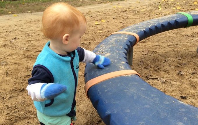 Einmal Norovirus, bitte! - Kind auf Spielplatz