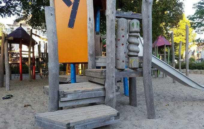 Spielplatz Wilhelmplatz in Berlin-Kaulsdorf - drehende Säulen