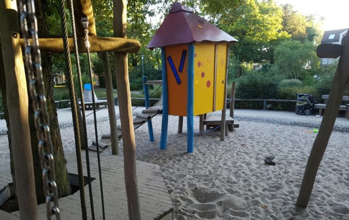 Spielplatz Wilhelmplatz in Berlin-Kaulsdorf - farbige Folien