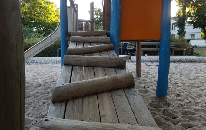 Spielplatz Wilhelmplatz in Berlin-Kaulsdorf - schiefe Stufen