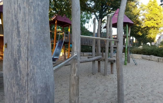 Spielplatz Wilhelmplatz in Berlin-Kaulsdorf - Stangen