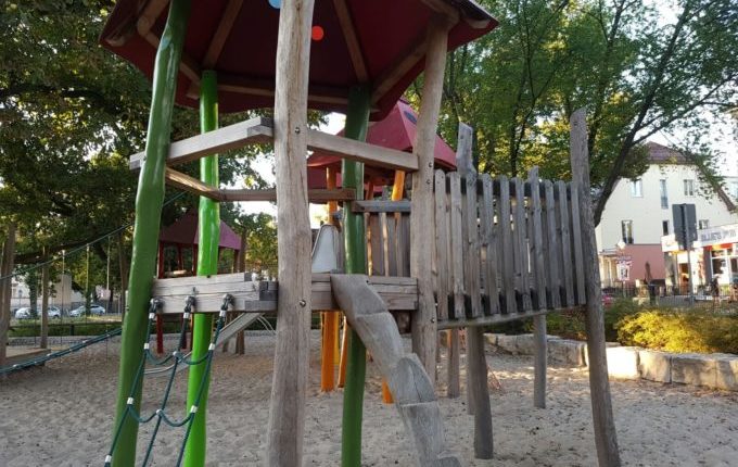 Spielplatz Wilhelmplatz in Berlin-Kaulsdorf - Treppen und Netzseile