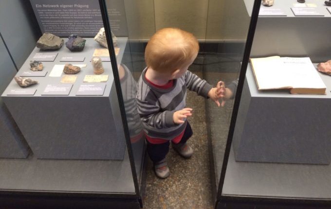 Besuch im Naturkundemuseum Berlin - Kind an Vitrinen