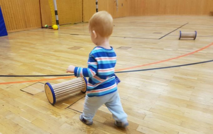 Dienstag geht's in die Turnhalle - Kind läuft Bärenrolle hinterher