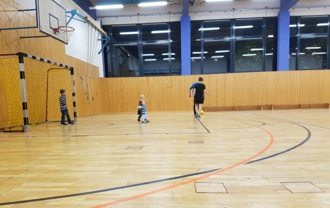 Dienstag geht's in die Turnhalle - Kinder und Erwachsene beim Fußballspiel