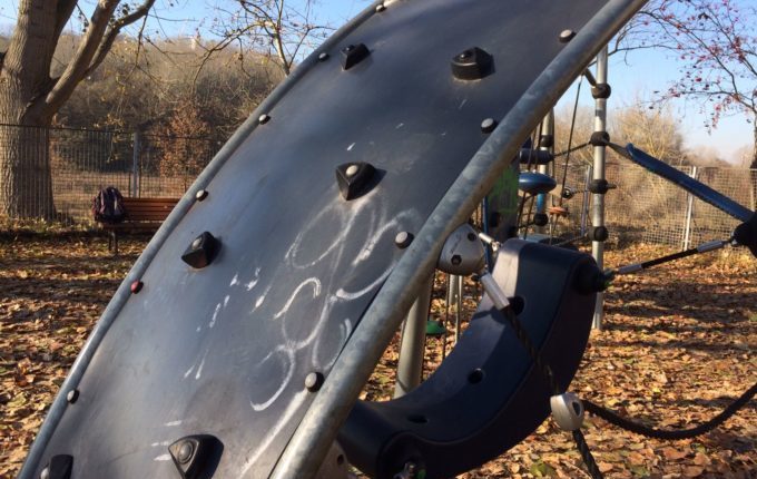 Spielplatz in der Suhler Straße - Kletterwand