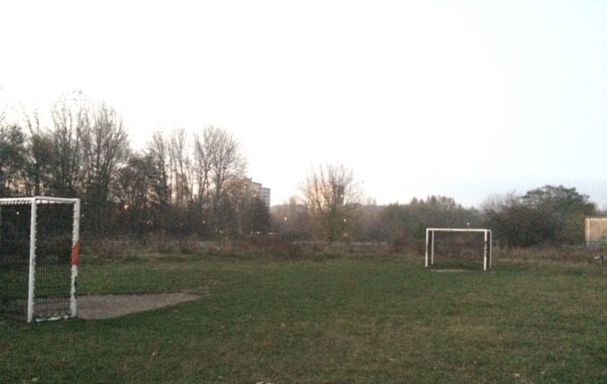 Spielplatz in der Zossener Straße - Fußballfeld mit zwei Toren