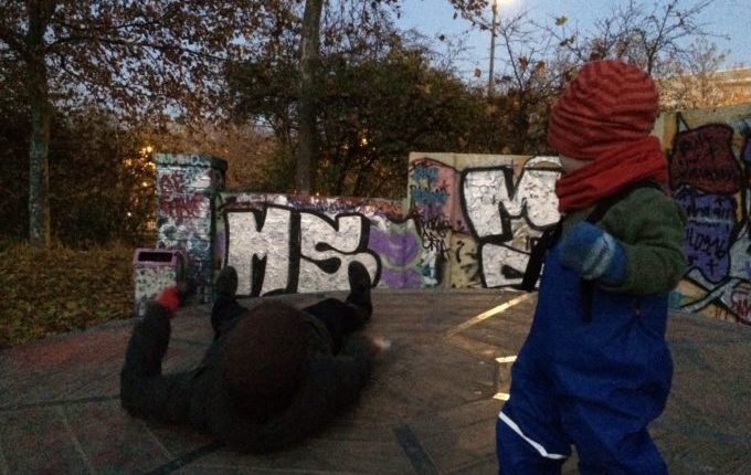 Spielplatz in der Zossener Straße - Kind und Frau auf Drehscheibe