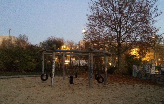 Spielplatz in der Zossener Straße - Reifenschaukel