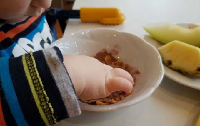 Wochenende im Bundesleistungszentrum Kienbaum - Kind isst Cornflakes
