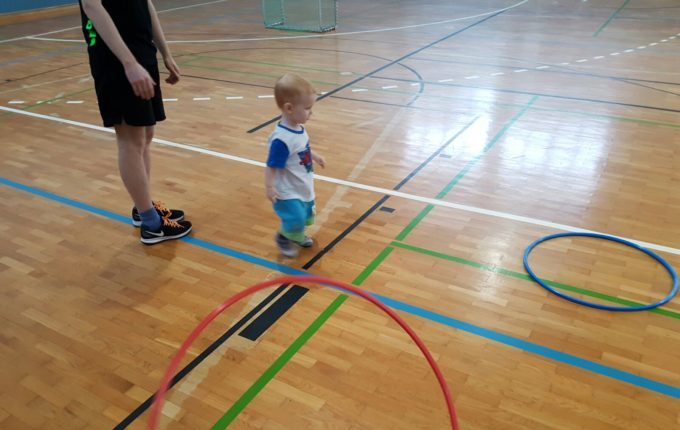 Wochenende im Bundesleistungszentrum Kienbaum - Kind spielt mit Hula Hoop Reifen