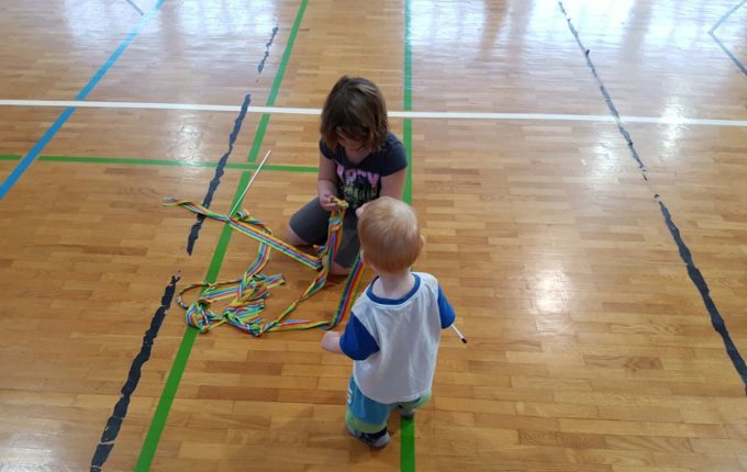 Wochenende im Bundesleistungszentrum Kienbaum - Kinder mit bunten Bändern