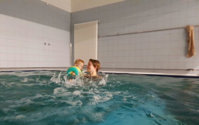 Wochenende im Bundesleistungszentrum Kienbaum - Mutter und Kind beim Schwimmen