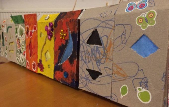 Adventskalender basteln - Kinderzeichnungen auf Schachteln