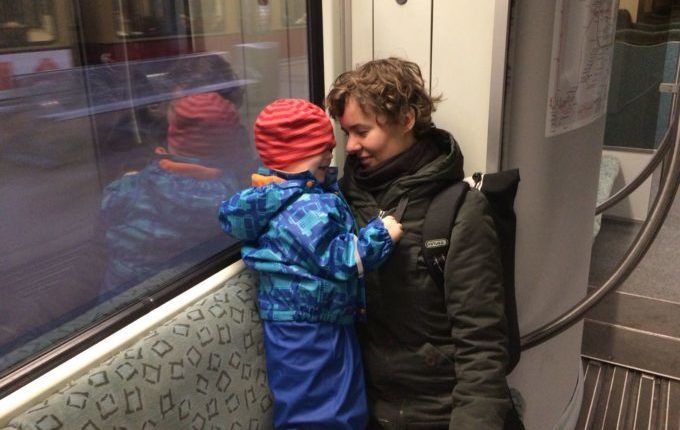 Erste-Hilfe-Kurs mit Kind - Tante und Neffe in der S-Bahn