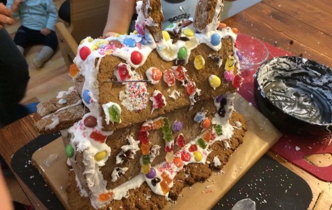 Lebkuchenhaus mit Sprungschanze -buntes Lebkuchenhaus