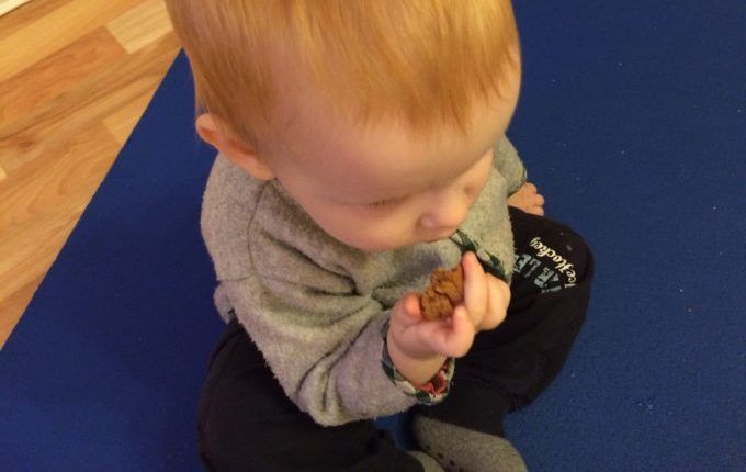 Lebkuchenhaus mit Sprungschanze -Kind isst Lebkuchenplätzchen