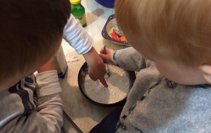 Lebkuchenhaus mit Sprungschanze - Kinder beim Eierschnee Herstellen